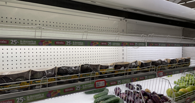 Las perchas de algunos supermercados lucen desabastecidas en Guayaquil, el 20 de junio de 2022.