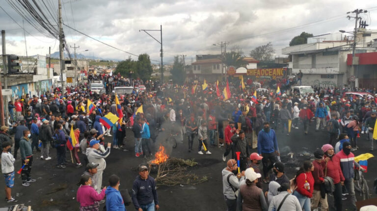 Miles de manifestantes llegan a Cutuglagua, en el sur de Quito, el 20 de junio de 2020.