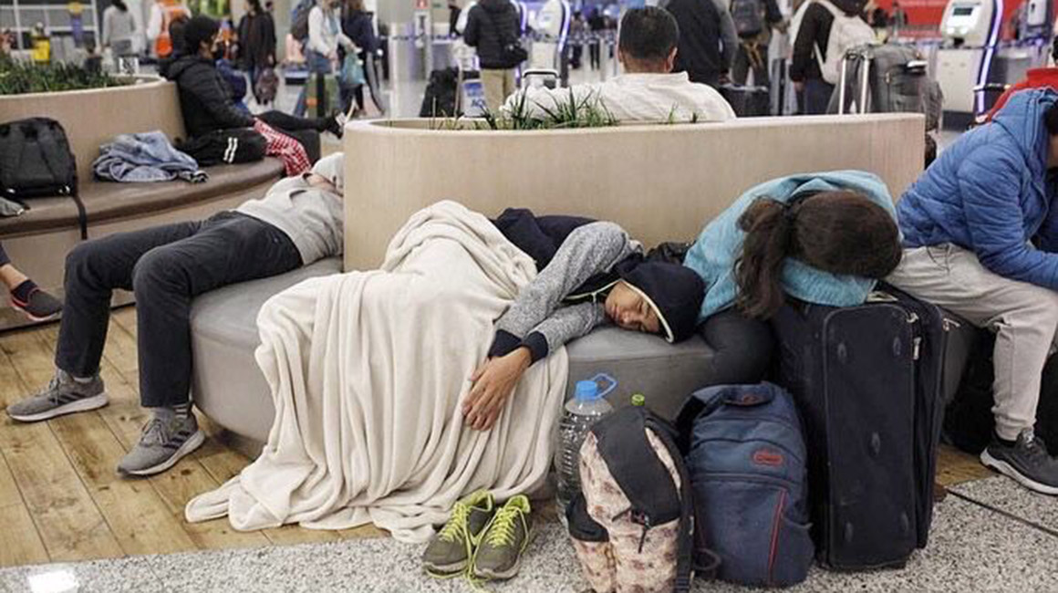 Viajeros pasan la noche en el Aeropuerto de Quito, por el paro nacional, la madrugada de este 21 de junio de 2022.