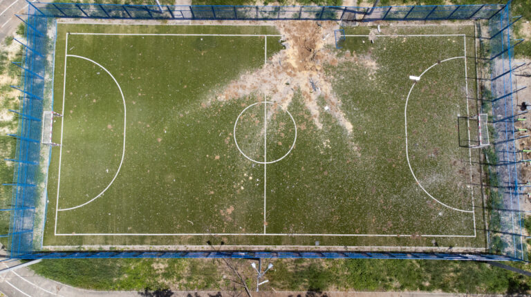 Vista de un campo de fútbol destruido por un misil de los ataques rusos en el barrio Saltivka en las afueras de Járkov (Ucrania), el 21 de junio de 2022.