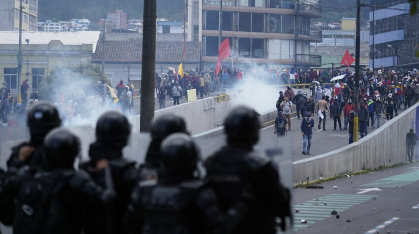 Policías y manifestantes se enfrentan en el Puente del Guambra, en el centro norte de Quito, el 21 de junio de 2022.
