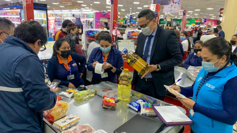 La Intendencia del Azuay realiza operativos para verificar que tiendas y supermercados vendan los productos con el precio de venta al público, el 18 de mayo de 2022.