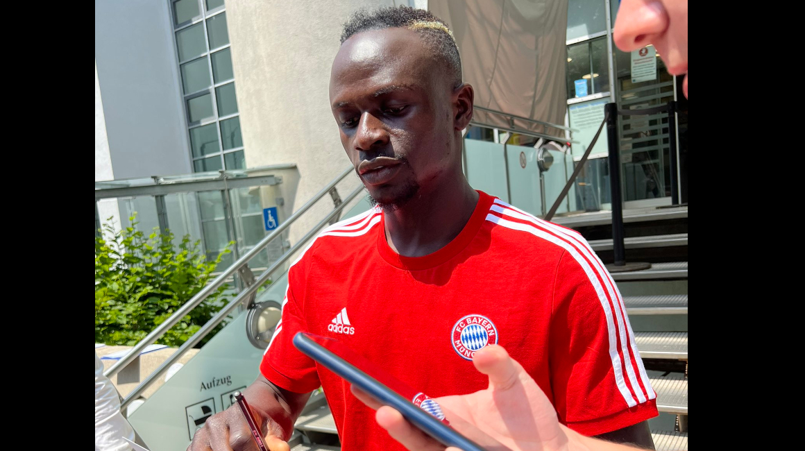 Sadio Mané, firmando autógrafos después de su chequeo médico con el Bayern Múnich, el 21 de junio de 2022.