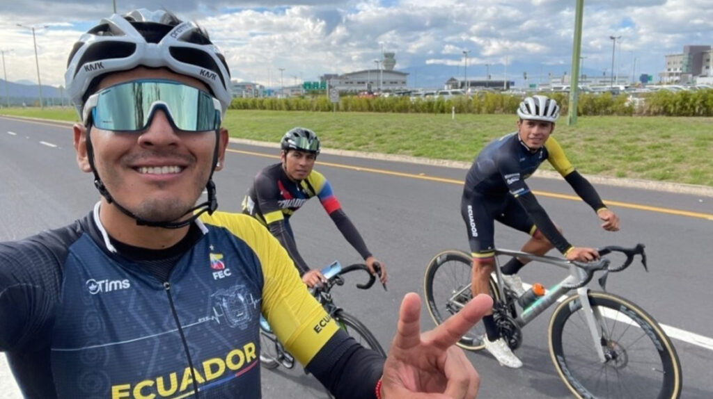 Ciclistas ecuatorianos llegaron en bicicleta a Quito para viajar a los Bolivarianos