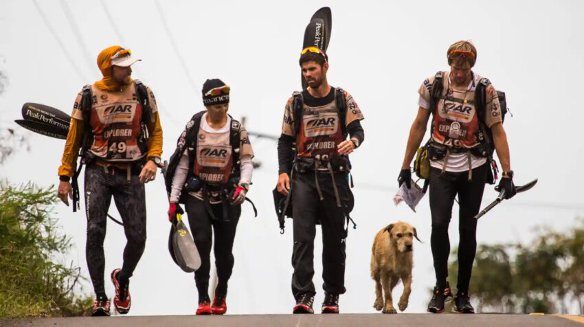 El equipo de Peak Performance junto al perro Arthur en el Mundial de Aventura de 2014.