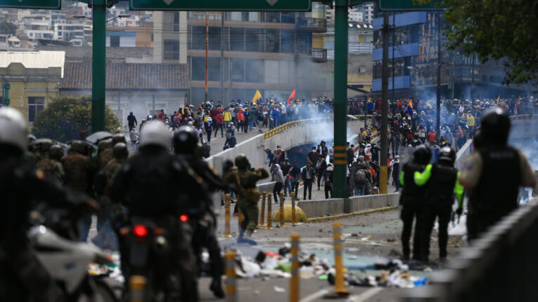 Policías y manifestantes se enfrentan en el centro norte de Quito, el 21 de junio de 2022.