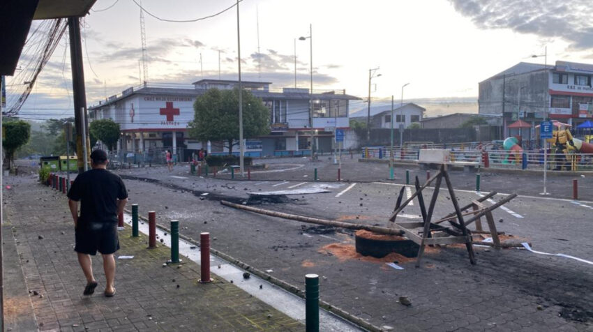 Imágenes de los daños dejaron los disturbios en Puyo, provincia de Pastaza, la noche del 21 de junio de 2022.