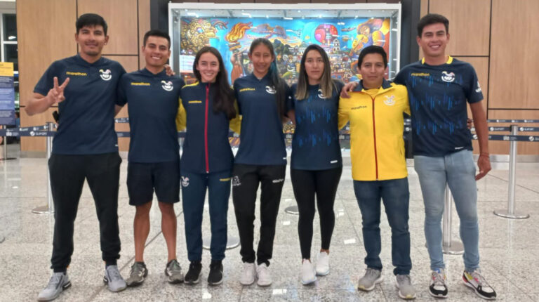 Los ciclistas de la selección ecuatoriana en el aeropuerto Mariscal Sucre, en Quito, el 21 de junio de 2022.