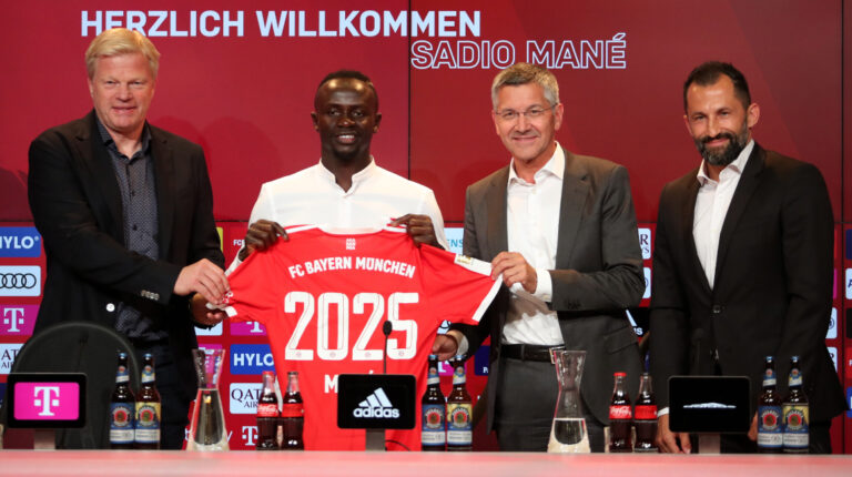 El senegalés Sadio Mané firmó contrato, el miércoles 22 de junio, con el Bayern Múnich, hasta la temporada 2025.