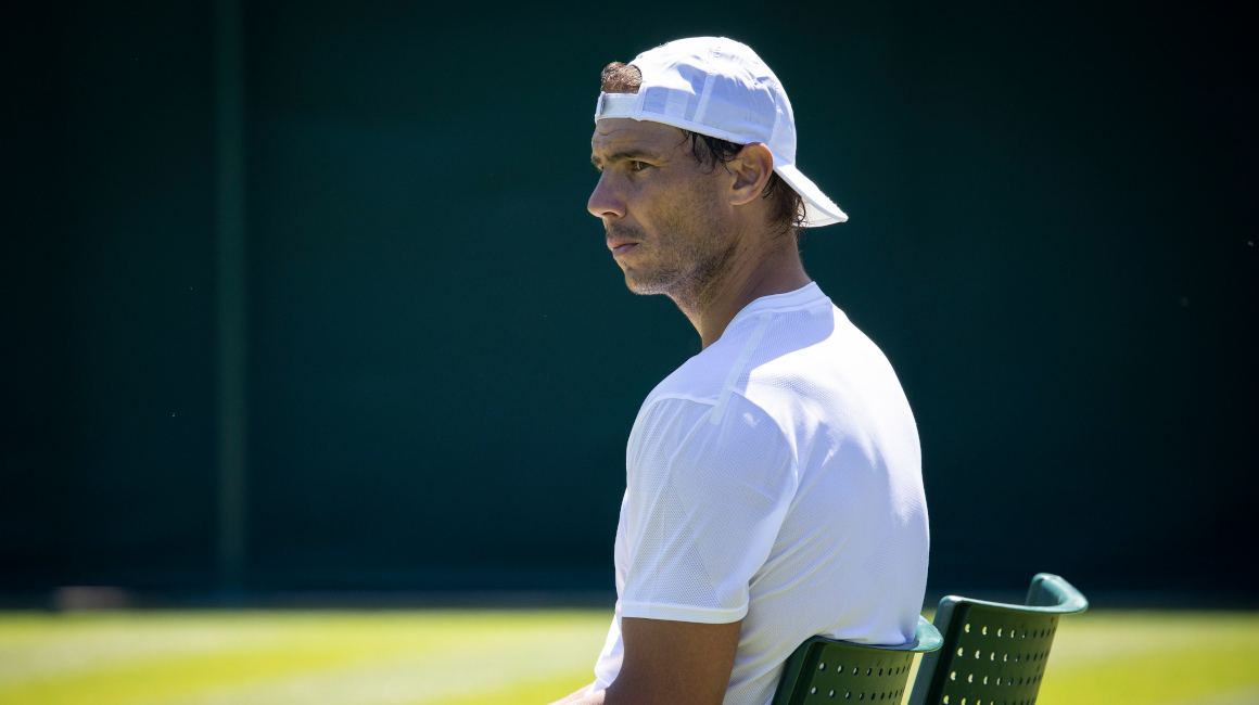 Rafael Nadal luego de practicar en las canchas de Wimbledon antes del torneo, en Londres, el 22 de junio de 2022.