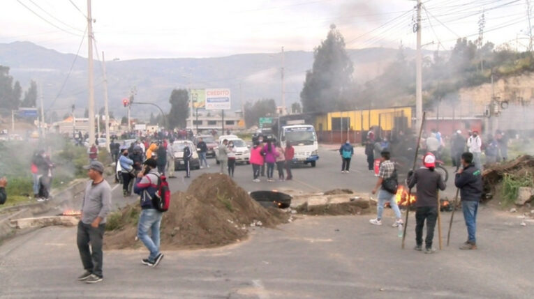 Manifestantes cierran la vía Pujilí-La Maná (Cotopaxi), el 14 de junio de 2022.