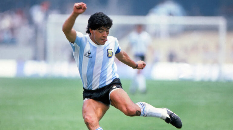 Diego Maradona, jugando con la selección argentina.