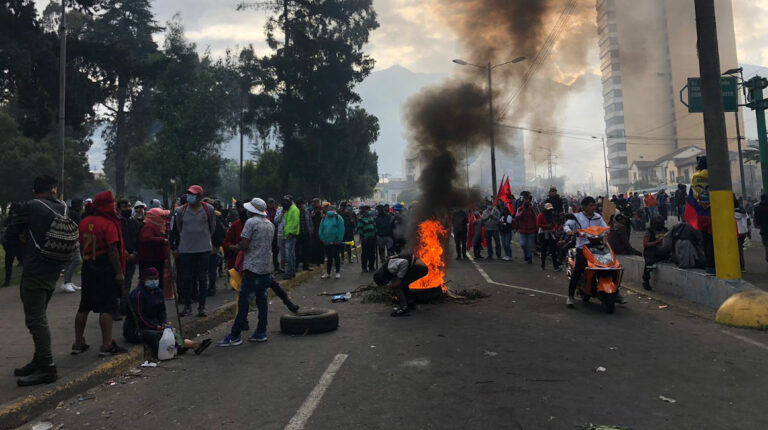 Manifestantes encienden hogueras cerca del Puente del Guambra, en el centro norte de Quito, para evitar los efectos de los gases lacrimógenos.