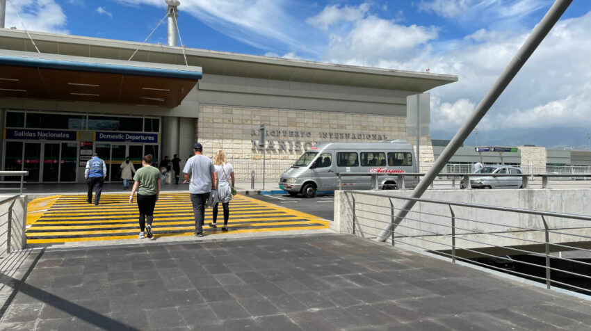 Personas en el Aeropuerto de Quito, el 22 de junio de 2022.