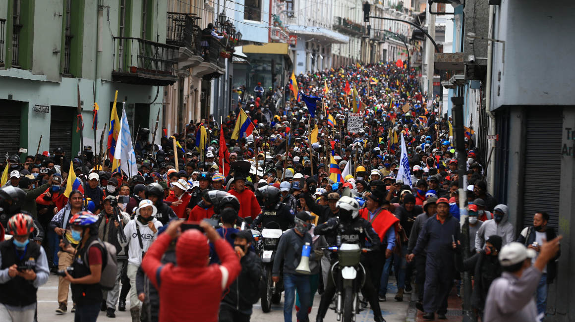 Manifestantes indígenas protagonizaron una marcha pacífica hacia el Centro Histórico de Quito, la mañana del 22 de junio de 2022.