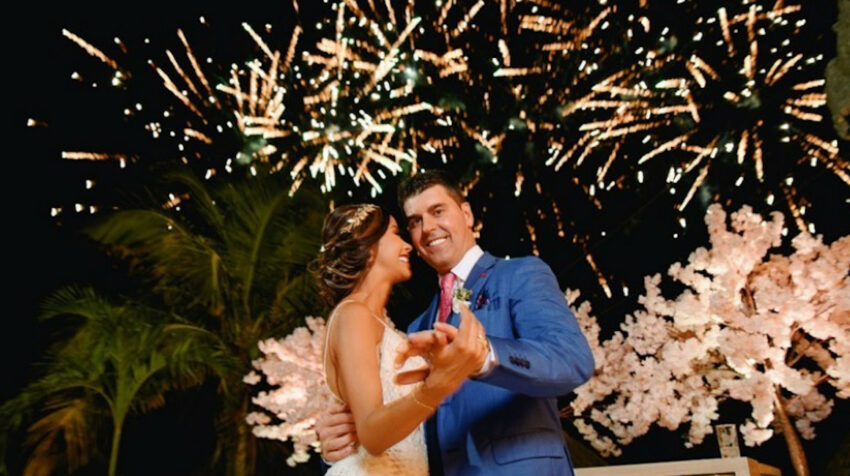 Alejandra Rodríguez e Ismael Rescalvo la noche de su boda, el 5 de junio de 2021.