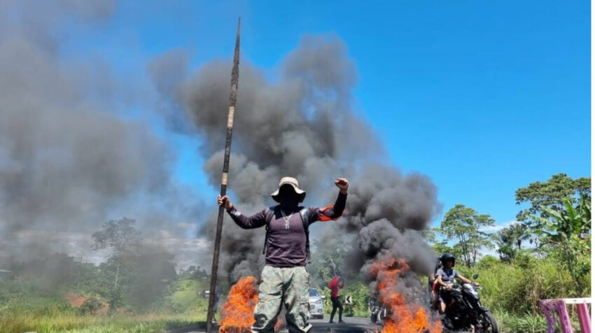 Bloqueo de vías por parte de manifestantes en el kilómetro 12 de la vía Coca, en la provincia amazónica de Orellana, el 20 de junio de 2022.