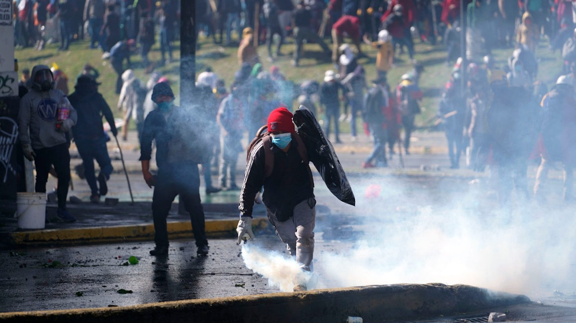 Manifestantes se enfrentan con la Policía en los exteriores de la Asamblea Nacional, la tarde del 23 de junio de 2022.