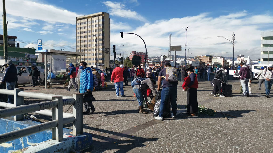 Ciudadanos limpian los escombros de los enfrentamientos en la avenida Patria, la mañana del 23 de junio de 2022.