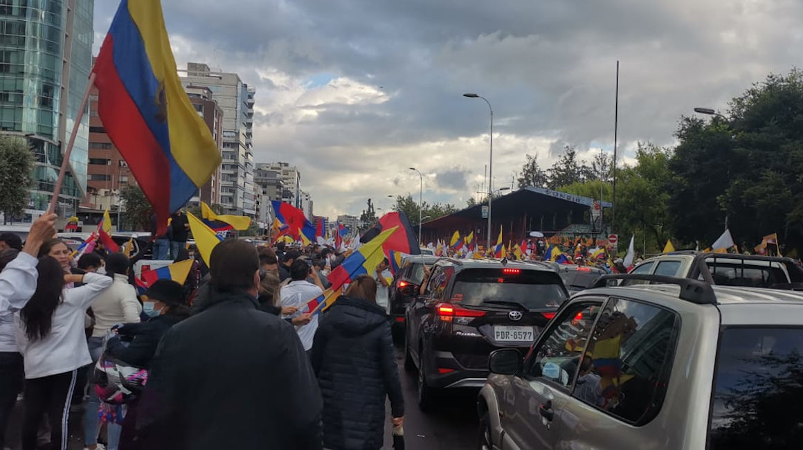 Manifestantes autoconvocados a favor de la paz y del fin de paro en la avenida de los Shyris, en el norte de Quito, la tarde del 23 de junio de 2022.