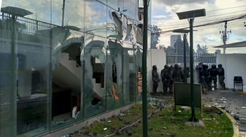 Imagen enviada por la Contraloría sobre el nuevo ataque que sufrió su edificio de parte de los manifestantes, el 23 de junio de 2022.