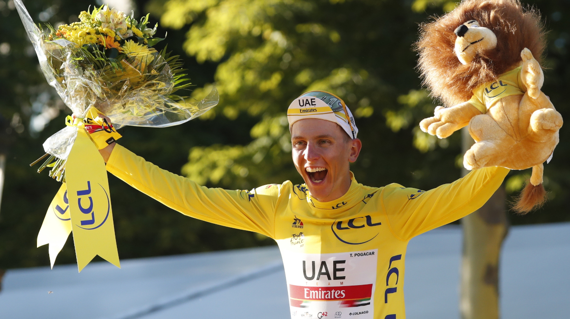 El esloveno Tadej Pogacar festeja su triunfo en el Tour de Francia 2021.