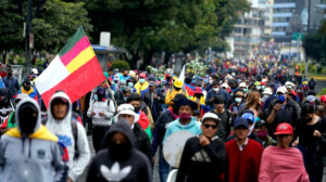 Manifestantes caminan en los alrededores del parque de El Arbolito, la mañana del 24 de junio de 2022.