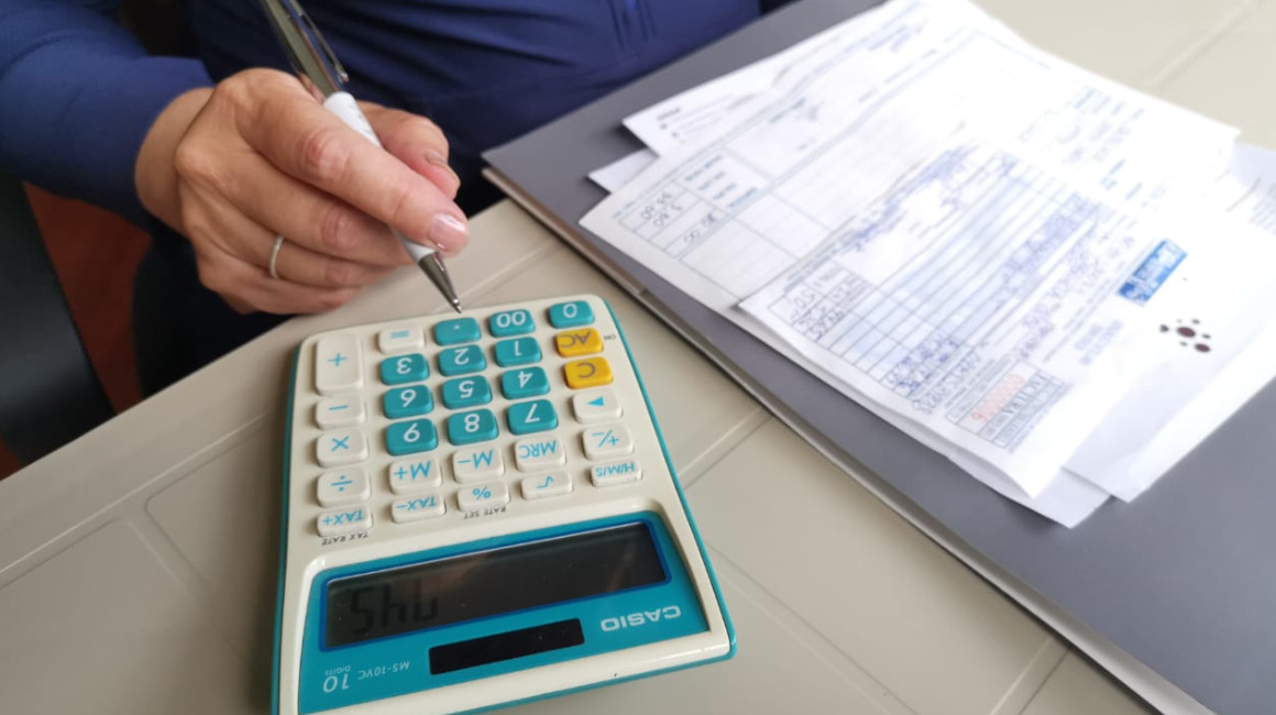 Imagen referencial. Una mujer haciendo cálculos para llenar facturas.