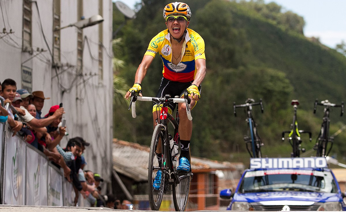 Richard Carapaz festeja una victoria de etapa en la Vuelta a la Juventud en Colombia, en 2015. 