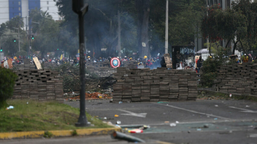 Manifestantes se enfrentan con policías antimotines en los alrededores de la Casa de la Cultura en Quito, el 24 de junio de 2022.