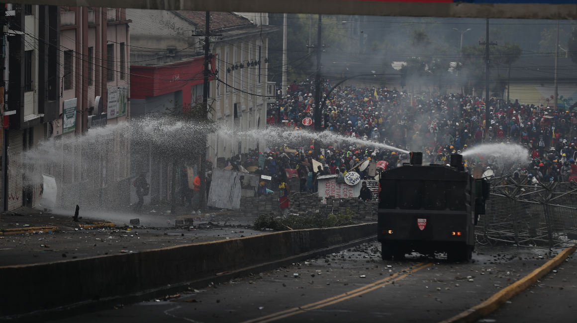 Manifestantes se enfrentan con policías antimotines en los alrededores de la Casa de la Cultura en Quito, el 24 de junio de 2022.