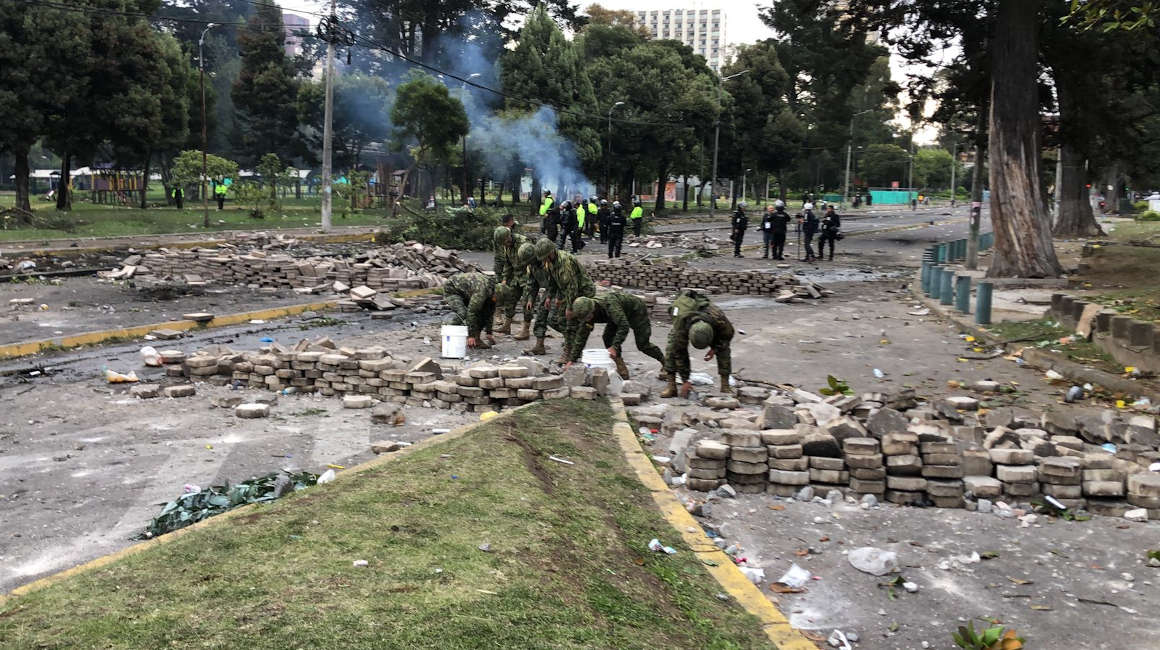 Militares limpian los escombros que quedaron tras los enfrentamientos con los manifestantes en los alrededores del parque El Arbolito.