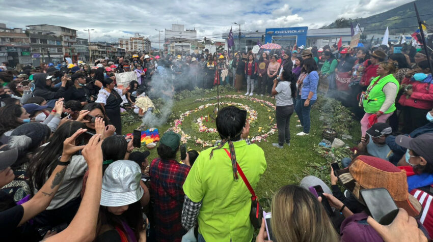 Un grupo de mujeres protesta en la avenida Mariana de Jesús al norte de la capital, donde piden el cese a la violencia en la ciudad. Quito, 25 de junio de 2022.