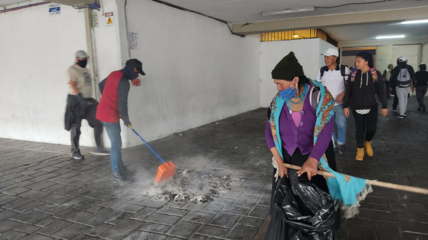 Manifestantes limpian la Casa de la Cultura. Paro Nacional. 25 de junio de 2022.