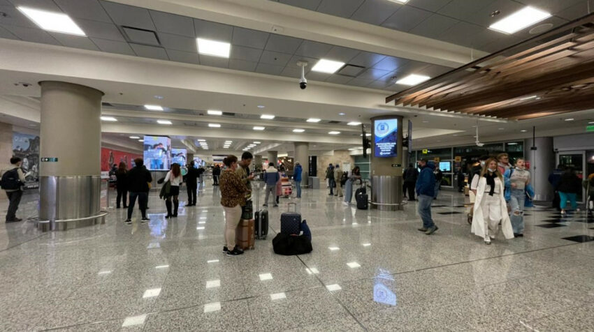 Pasajeros y familiares en el aeropuerto de Quito, 25 de junio de 2022.