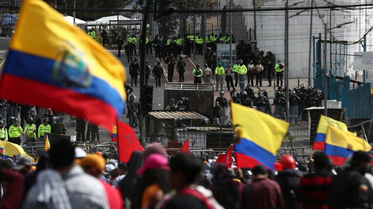 Manifestantes marchan pacíficamente en Quito, el 25 de junio de 2022. 
