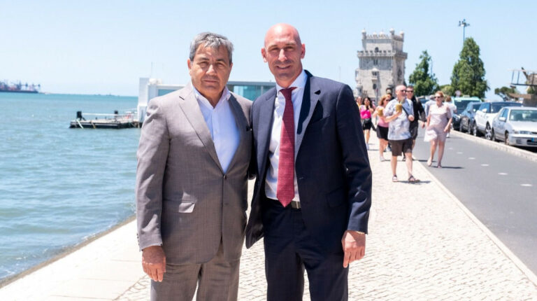 Fernando Gomes, presidente de la Liga de Fútbol Profesional de Portugal (LPFP) y Luis Rubiales, su homólogo español en en Lisboa, el 27 de junio de 2022.