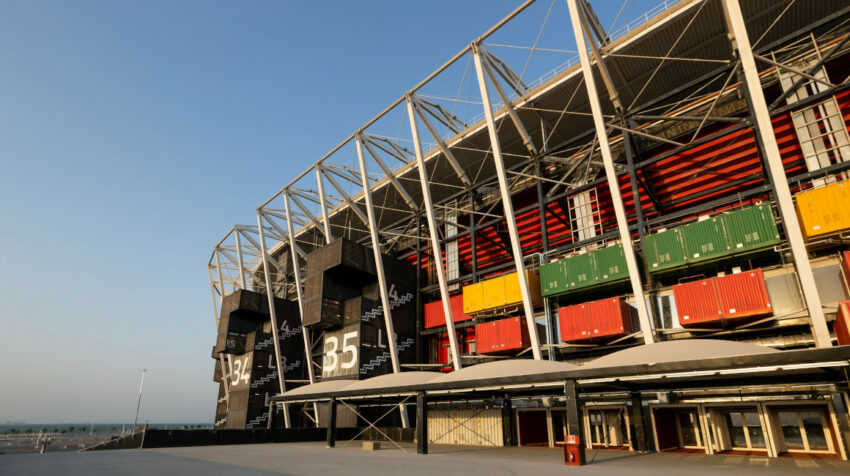 Los contenedores de carga marítima son parte de la estructura del Estadio 974.