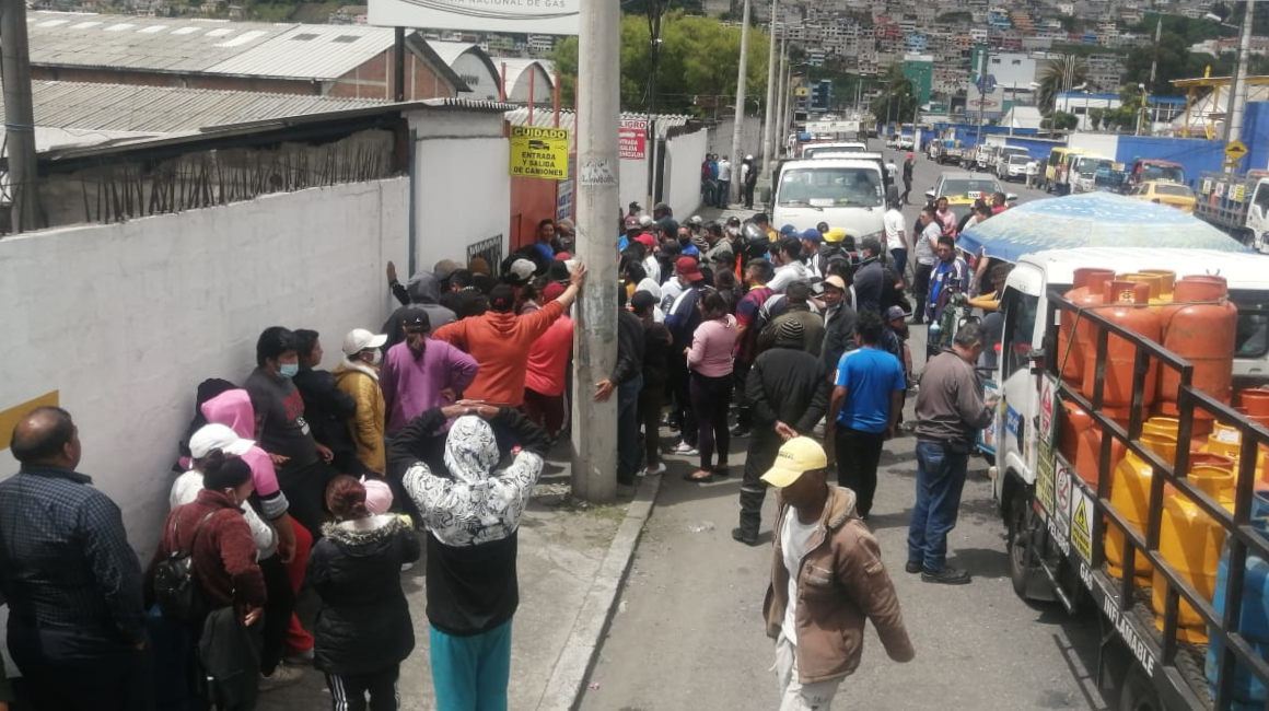 Personas buscan adquirir gas en un centro de distribución en el sector de Cusubamba, en el sur de Quito, en medio del desabastecimiento del producto que vive el país. Foto del 27 de junio de 2022.