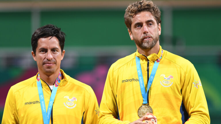 Gonzalo Escobar y Roberto Quiroz con sus medallas de oro luego de ganar la competencia de tenis de dobles masculino en los Juegos Panamericanos Lima 2019.
