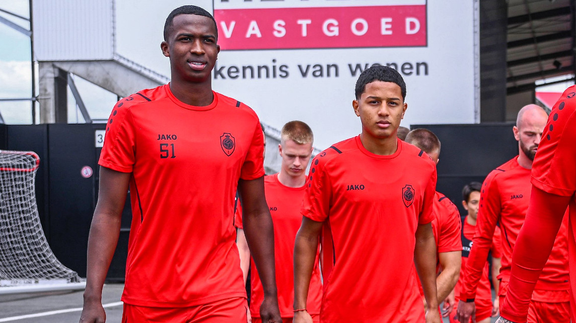 William Pacho y Anthony Valencia caminan después de un entrenamiento con el Royal Antwerp, el 20 de junio de 2022.