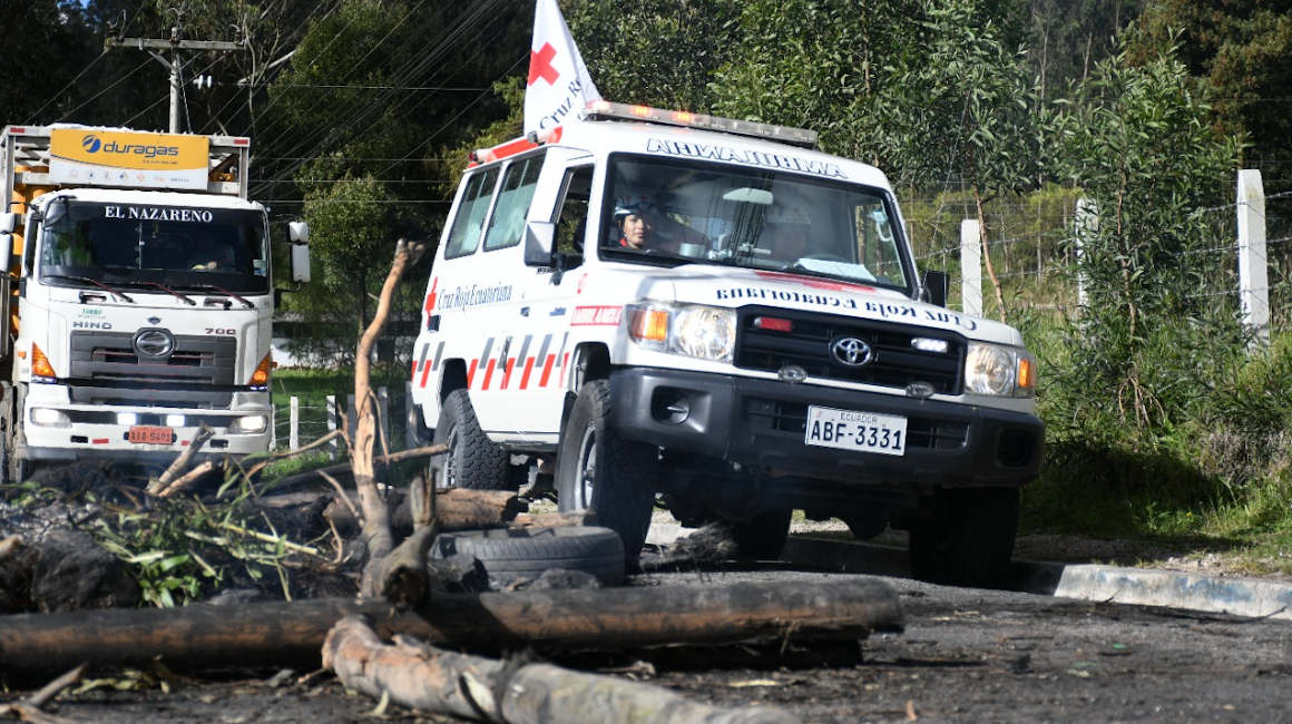 Una ambulancia de la Cruz Roja encabeza el primer corredor humanitario que prevé mitigar la escasez de gas y oxígenos en Cuenca, el 28 de junio de 2022.