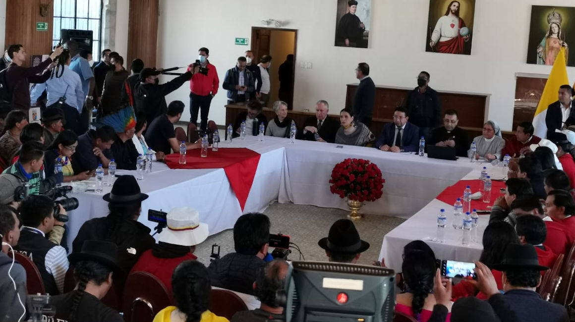 El presidente de la Conaie, Leonidas Iza, frente a las sillas reservadas para los delegados del Gobierno, tras el anuncio del presidente Guillermo Lasso de suspender los diálogos, el 28 de junio de 2022.