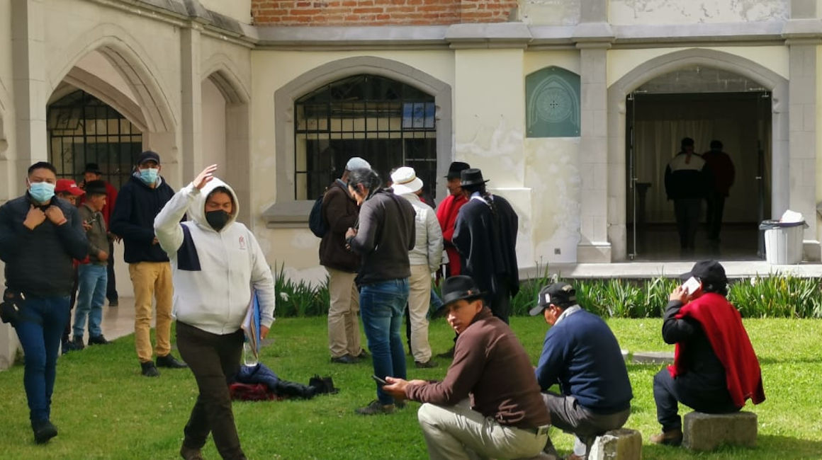 Líderes de las organizaciones indígenas en los patios de la Basílica del Voto Nacional, tras el anuncio del presidente Guillermo Lasso de suspender los diálogos, el 28 de junio de 2022.