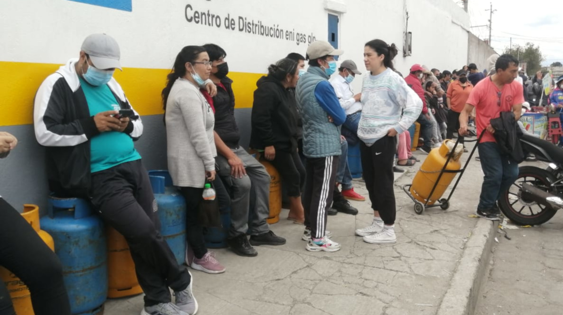 Personas hacen fila para compra un cilindro de gas, en el sur de Quito, el 29 de junio de 2022.