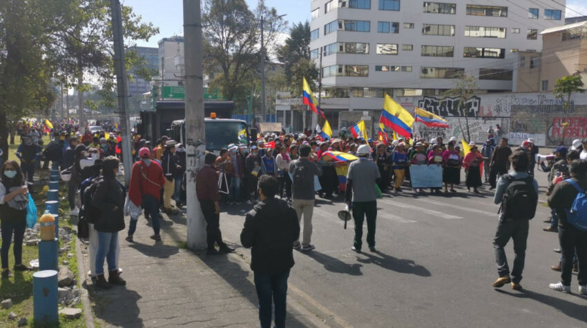 Manifestación indígena en las afueras de la Casa de la Cultura. Quito, 30 de junio de 2022
