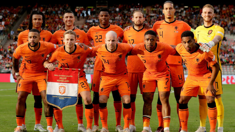 Los jugadres de Países Bajos posan previo al partido ante Bélgica, el 3 de junio de 2022.