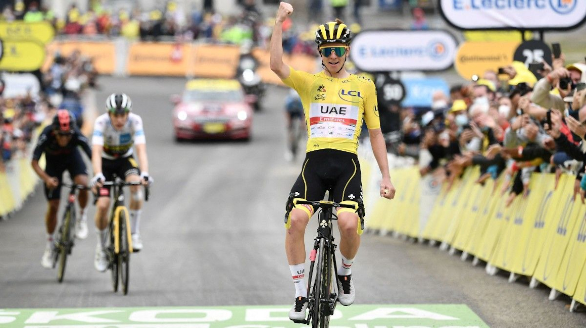 Tadej Pogacar festeja su victoria en la Etapa 18 del Tour de Francia, el 15 de julio de 2021.