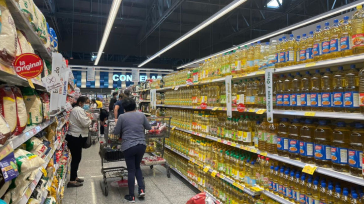 Personas en un supermercado de Quito, el 29 de junio de 2022.