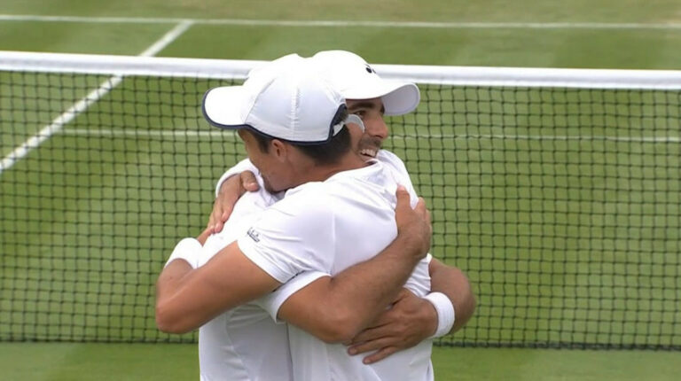 Los sudamericanos Diego Hidalgo y Cristian Rodríguez se abrazan tras pasar la primera ronda de Wimbledon, el 1 de julio de 2022.